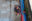 Crewmitglied an Bord der Humanity 1 streicht einen blauen Balken