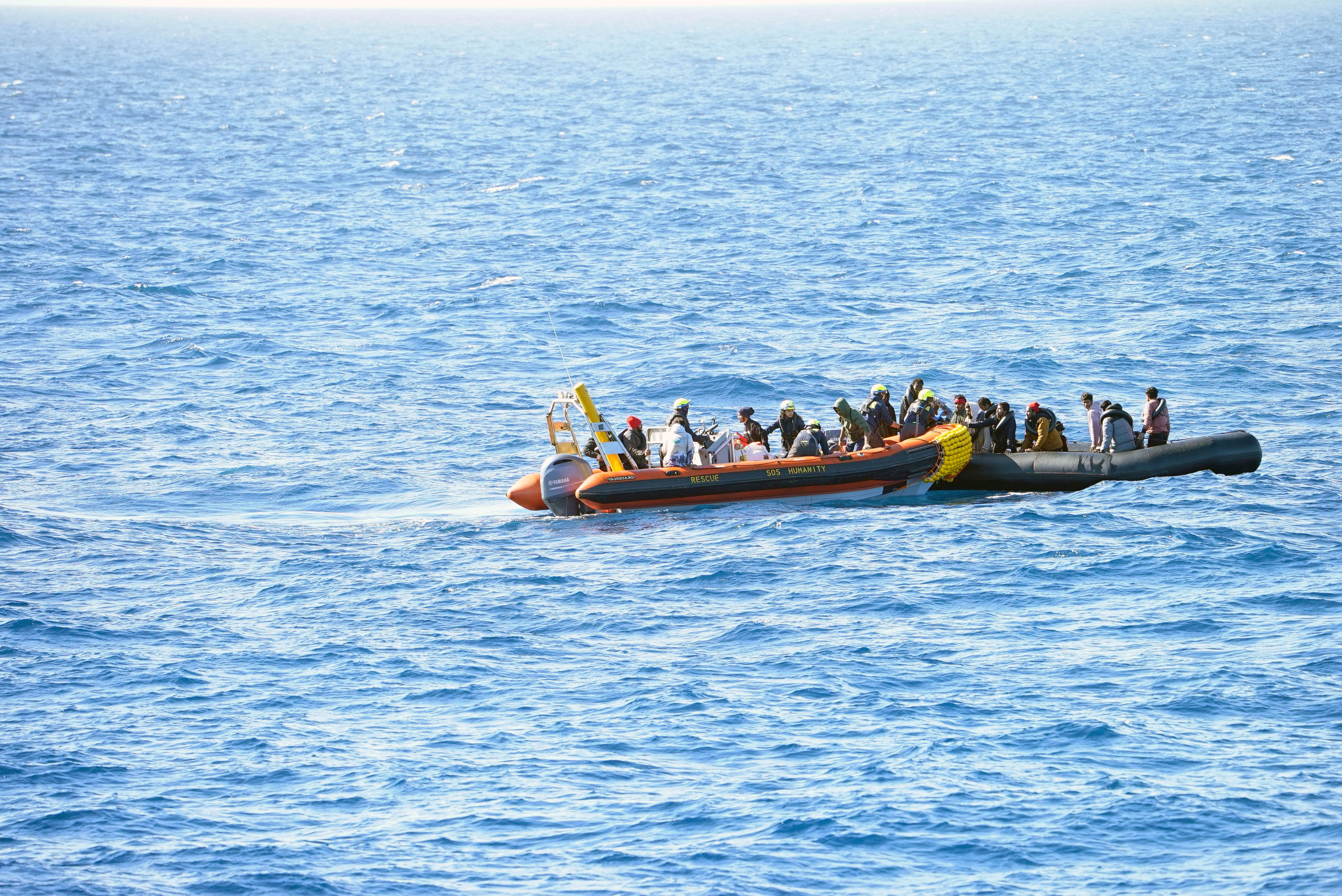 Geflüchtetenboot auf dem Meer