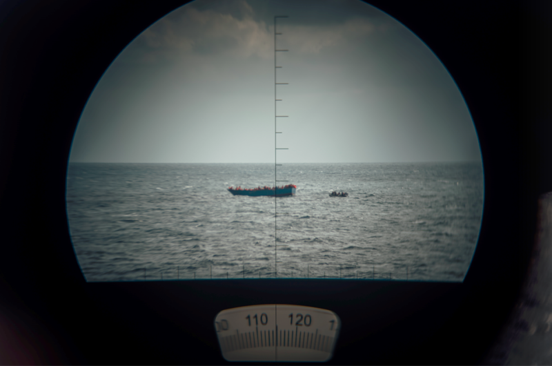 Boot gesehen durch Fernglas
