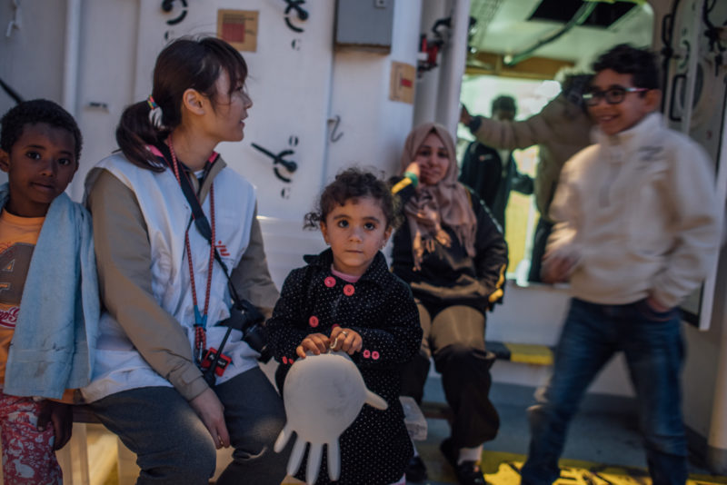 spielende Kinder auf dem Rettungsschiff Aquarius