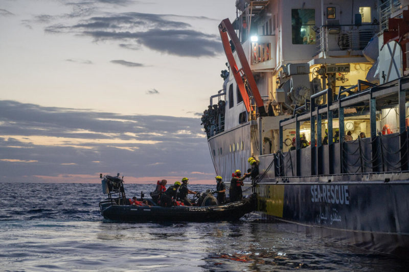 Rettungsboot an der Rettungszone der Humanity 1, wo Gerettete vom schnellen Rettungsboot an Bord gehen