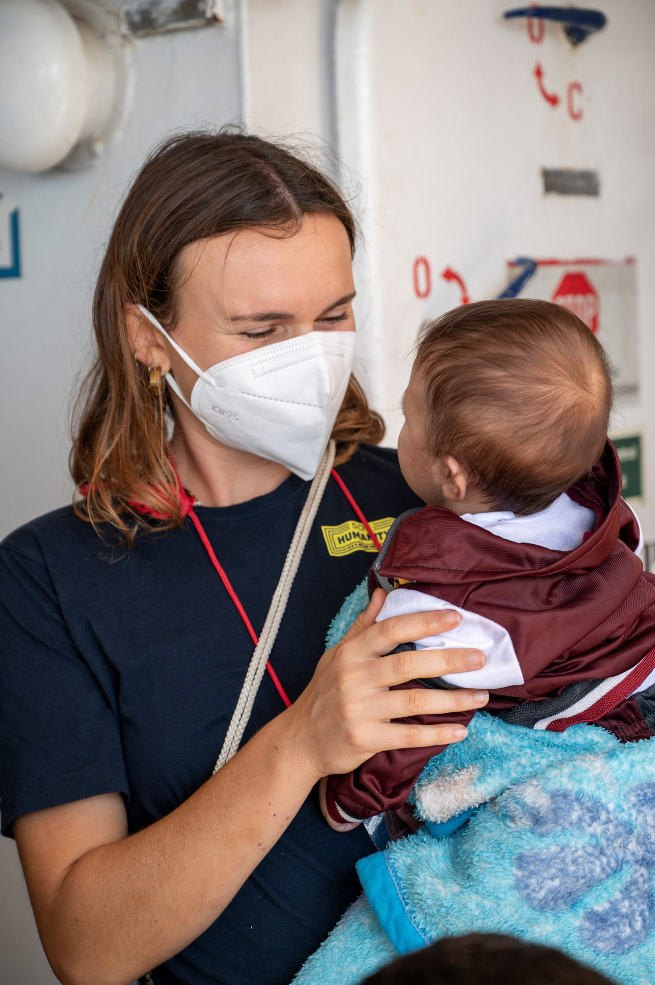 Tegan Louis-Puttick, Koordinatorin der Schnellboote der Humanity 1 mit Baby auf dem Arm