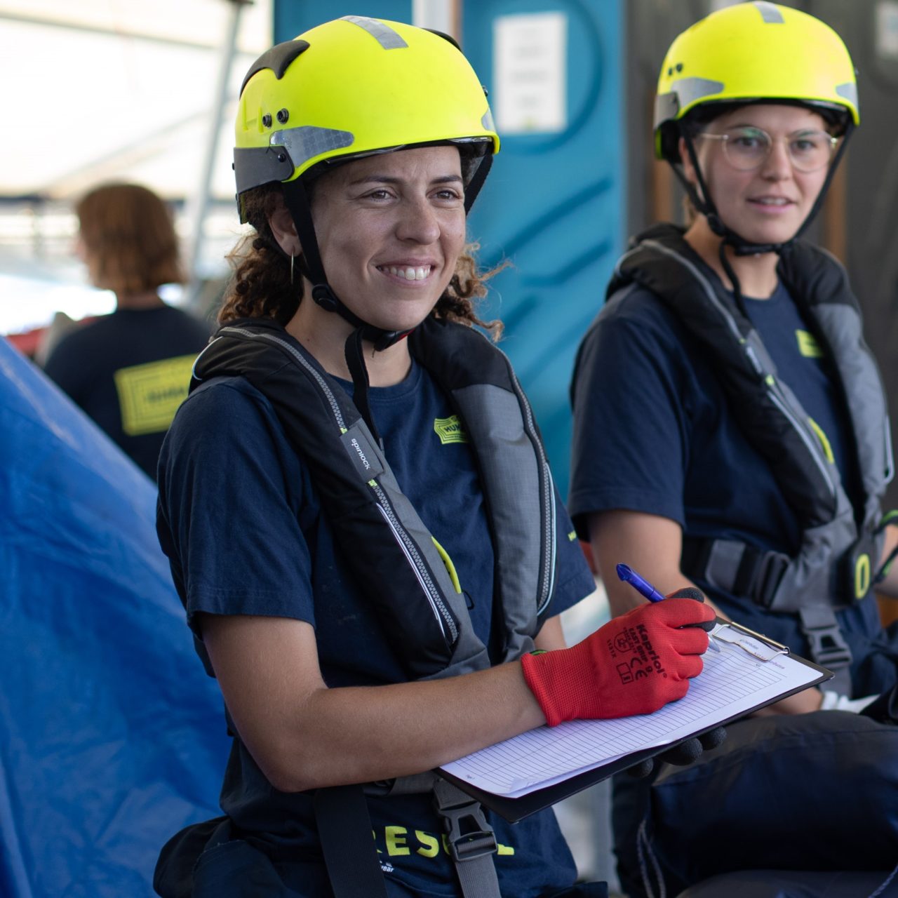 Matrosin Eva bei der Verteilung von Rescue Kits auf der Humanity 1