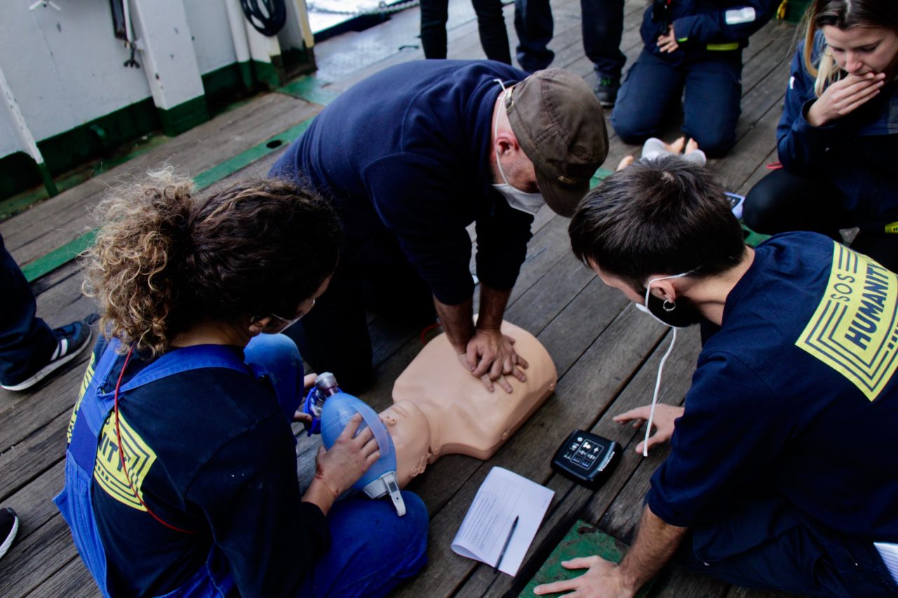 Crewmitglieder auf der Humanity 1 trainieren für den medizinischen Notfall