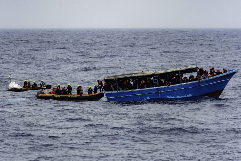 RHIBS von SOS Humanity bei der Rettung eines blauen Holzbootes