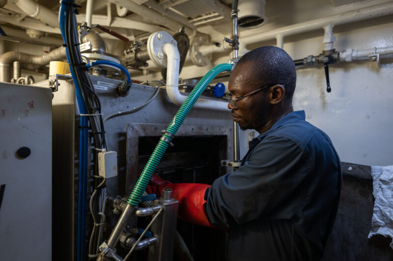 Eine Person bei der Arbeit an einem der Motoren der Humanity 1.