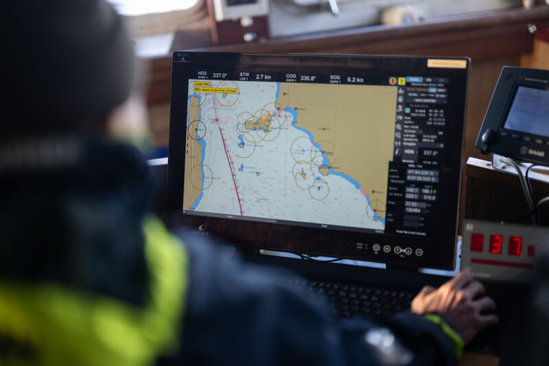 Ein Bildschirm in der Brücke der Humanity 1 zeigt eine SAR-Zone