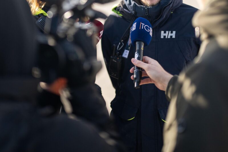 Mikrofone und Kameras werden von unterschiedlichen Personen gehalten.