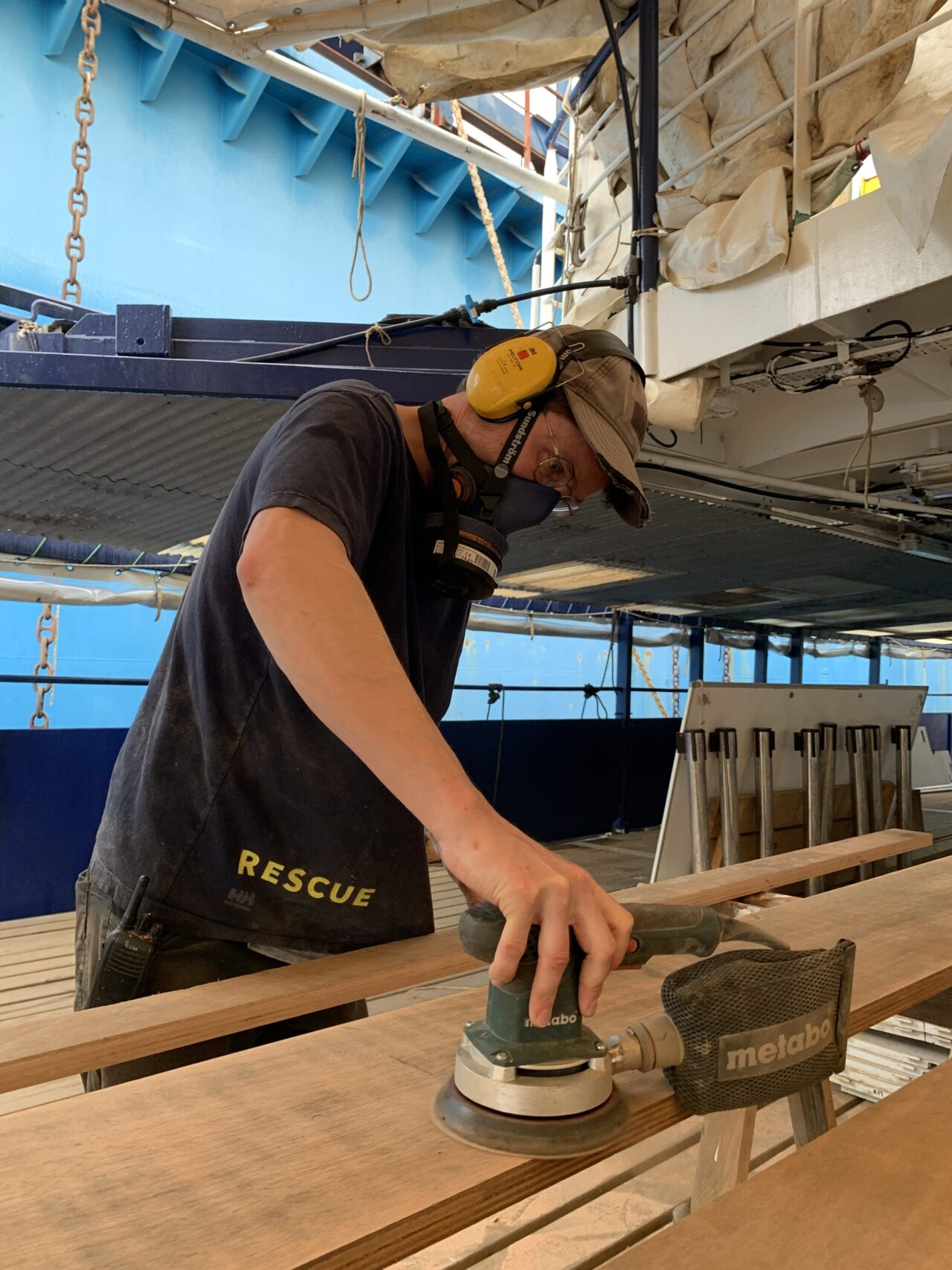 Paul hilft während der Werft bei den Holzarbeiten auf dem Deck.