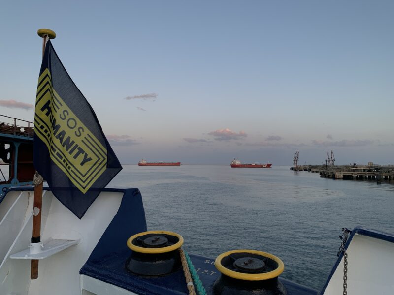 Ausblick von der Humanity 1 während der Werft im Sonnenuntergang.