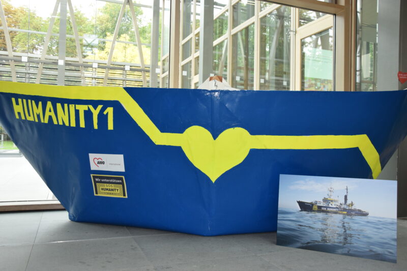 Großes Origami-Faltboot der Humanity 1