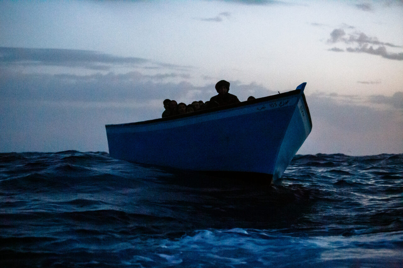 Flüchtlingsboot auf dem Mittelmeer bei Nacht