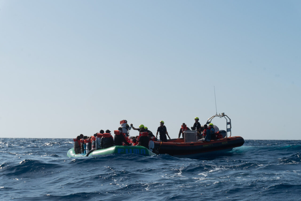 Rettungssituation auf dem Mittelmeer mit Flüchtlingen und Crew von SOS Humanity