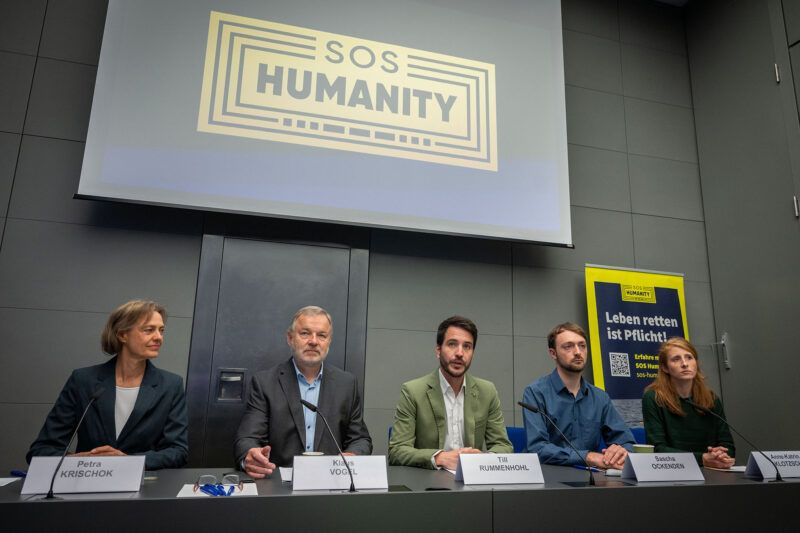 Till Rummenhohl und Klaus Vogel u.a. bei der Pressekonferenz in Berlin.