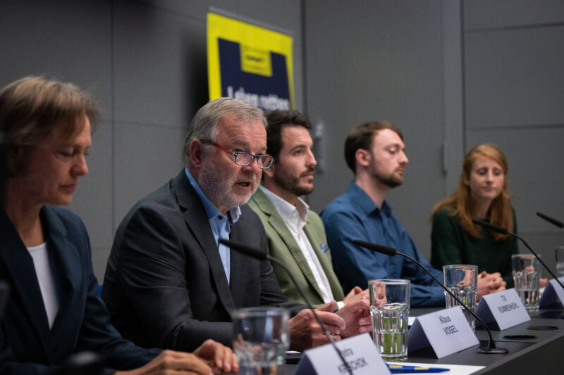 Gründer Klaus Vogel auf dem Podium neben Geschäftsführer Till Rummenhohl