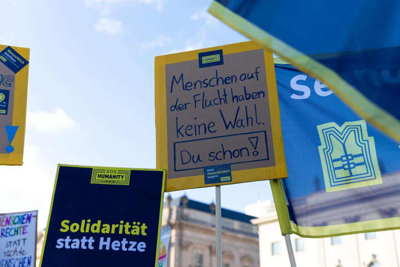 Demo-Schilder von SOS Humanity auf einer Berliner Demo