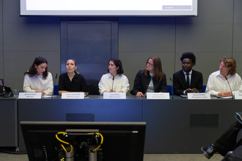 Sechs Personen auf einem Podium während der Pressekonferenz "10 Jahre Seenotrettung" von SOS Humanity, Sea-Watch, United4Rescue und Sea-Eye