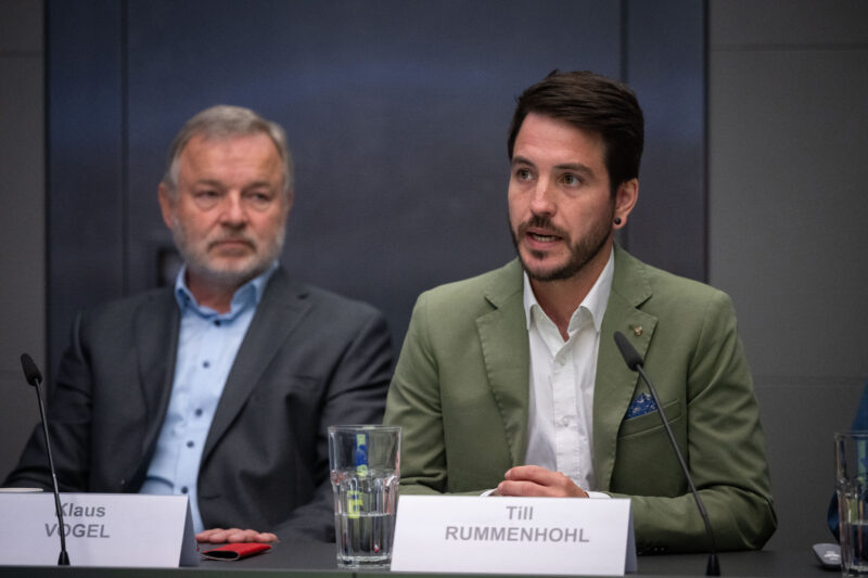 Geschäftsführer von SOS Humanity Till Rummenhohl bei einer Pressekonferenz