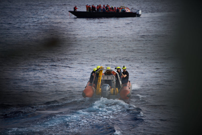 Foto zeigt ein Schnellboot von SOS Humanity, das auf ein Flüchtlingsboot zusteuert.