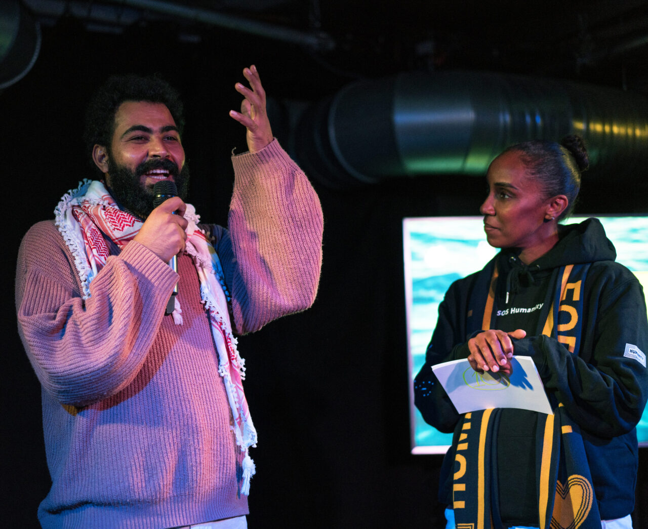 Moderatorin Hadnet Tesfai interviewt Tarek Elmasoudi von "Über den Tellerrand" auf der Bühne im FluxBau.