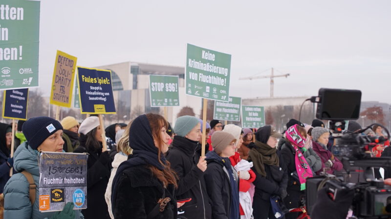 Menschen auf einer Demonstration gegen die Kriminalisierung humanitärer Hilfe