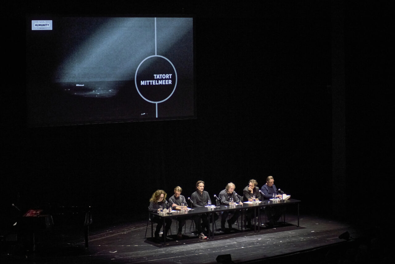 Foto von Tatort Mittelmeer 2024. Es zeigt die Schauspieler:innen, die damals teilnahmen auf der Theaterbühne.