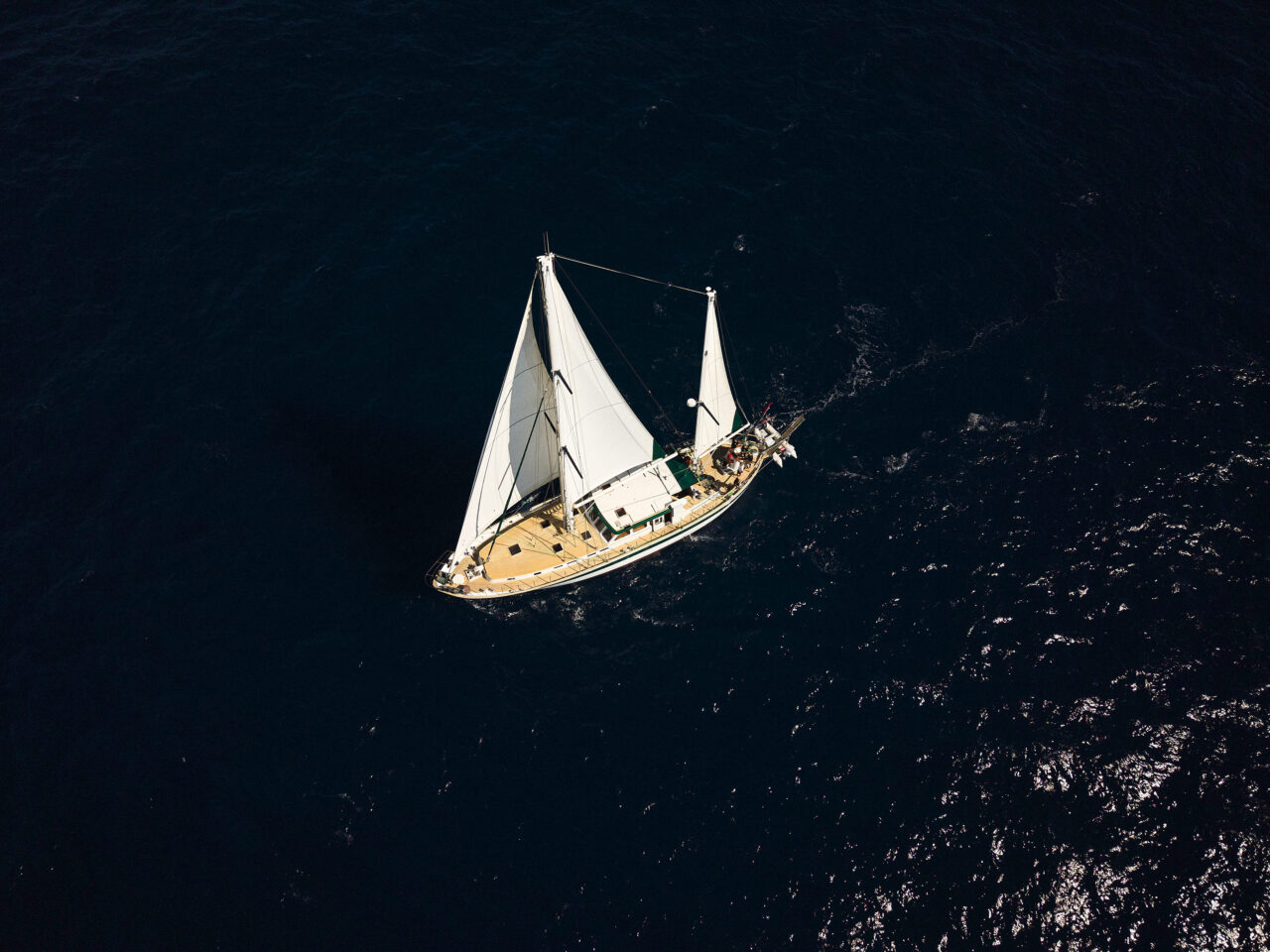 Segelschiff "Humanity 2" von oben auf dem zentralen Mittelmeer