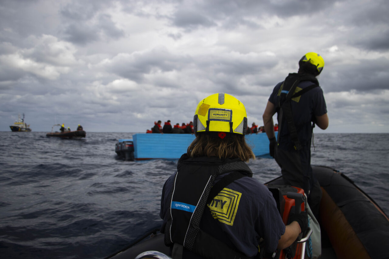 Seenotrettungsboote nähern sich Geflüchtetenboot
