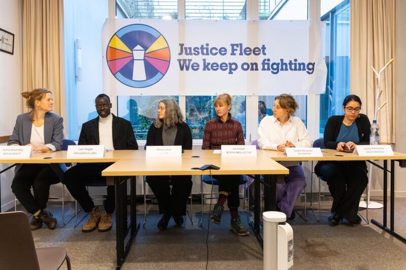 Sechs Personen Pressekonferenz Justice Fleet