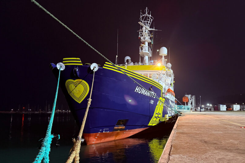 Das Rettungsschiff Humanity 1 liegt im Hafen von Ortona nachdem das Schiff von italienischen Behörden vorläufig festgesetzt wurde