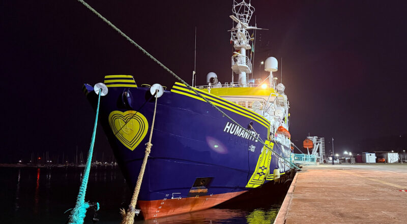 Das Rettungsschiff Humanity 1 liegt im Hafen von Ortona nachdem das Schiff von italienischen Behörden vorläufig festgesetzt wurde