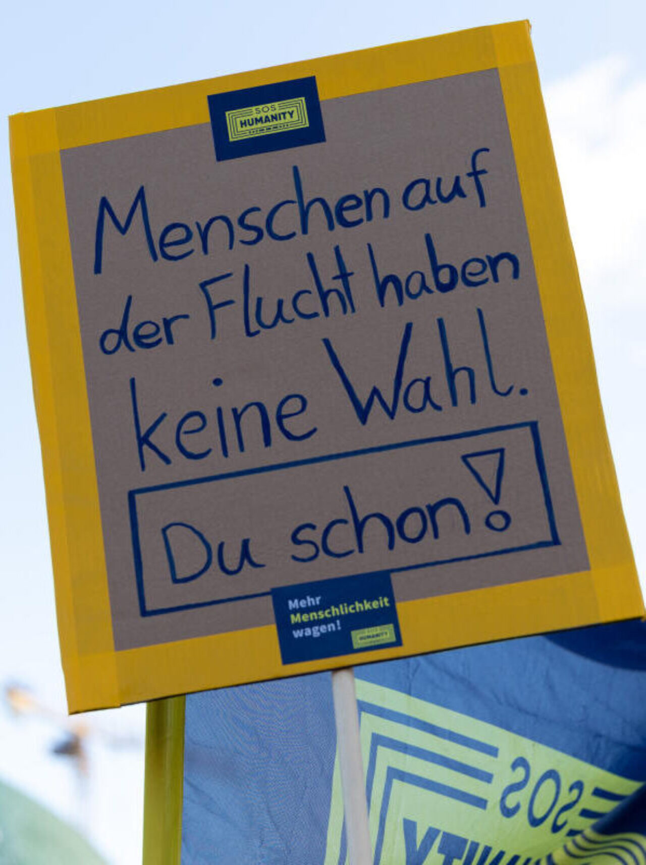 Demo-Plakat "Menschen auf der Flucht haben keine Wahl. Du schon!"