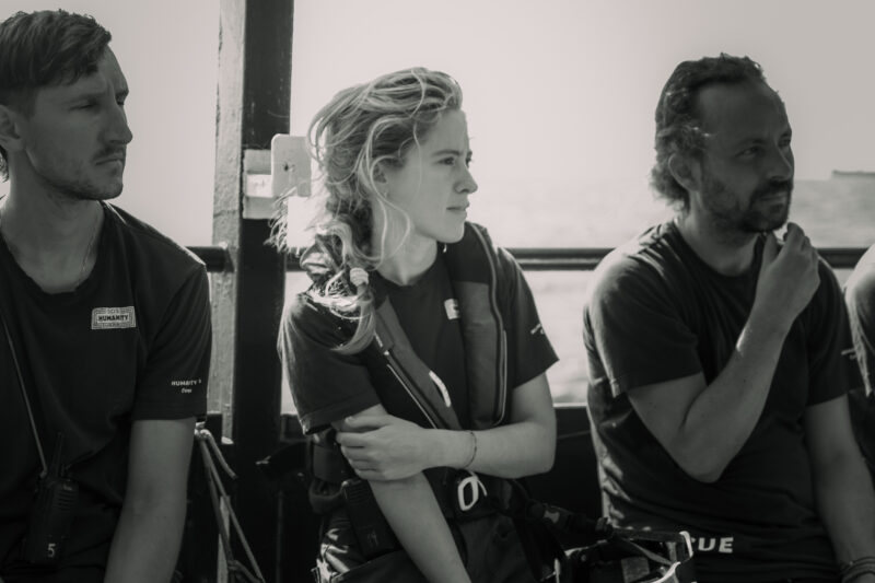 Drei Personen auf einem Rettungsschiff