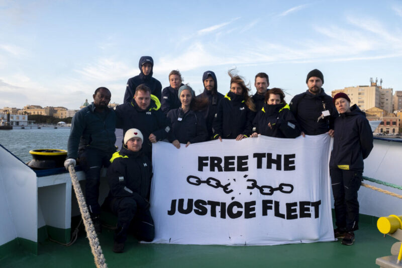 Crew der Humanity 1 mit Plakat "Free the Justice Fleet"