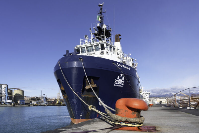 Rettungsschiff in einem Hafen