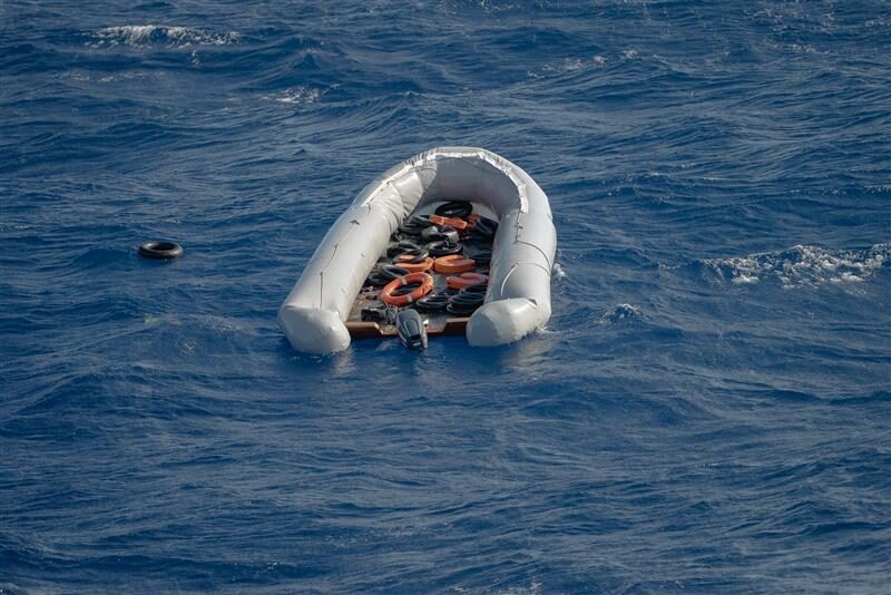 Ein Schlauchboot treibt auf dem Meer.