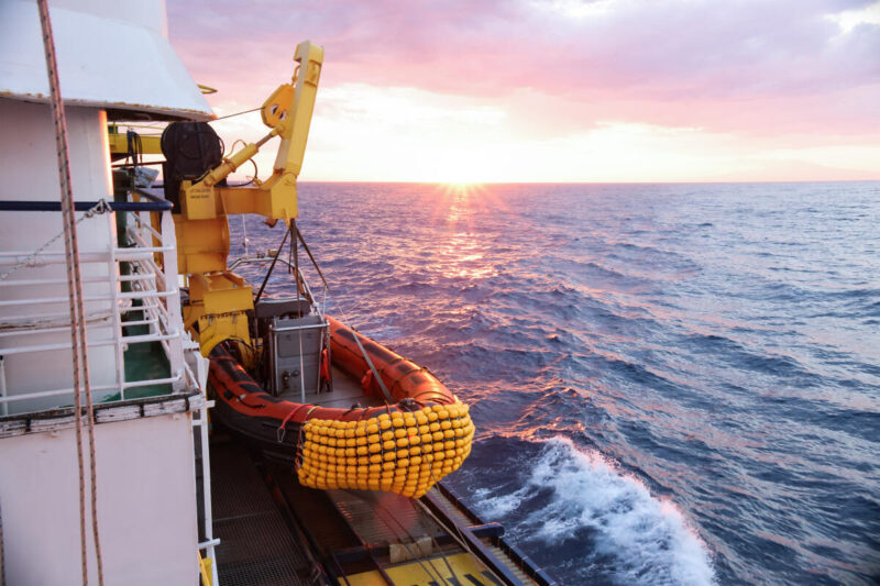 Rettungsschiff bei Sonnenaufgang